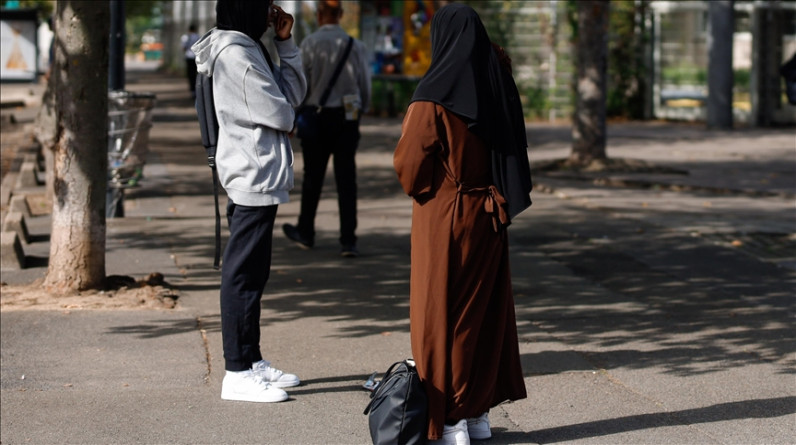 طالبة مسلمة في فرنسا تقدم شكوى أممية بعد طردها من المدرسة بسبب لباسها.. ارتدت ثوباً يابانياً تقليدياً!